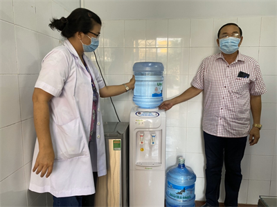 Ban liên lạc truyền thống Quân y Miền B2 tặng vật tư phòng chống dịch Covid – 19 cho Bệnh viện Quân dân miền Đông
