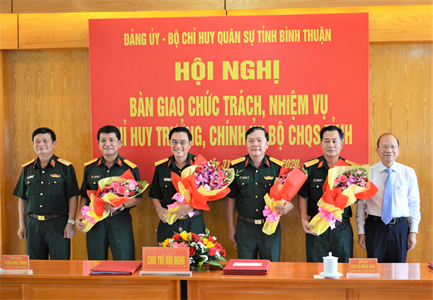 Bàn giao nhiệm vụ Chỉ huy trưởng, Chính ủy Bộ Chỉ huy Quân sự tỉnh Bình Thuận