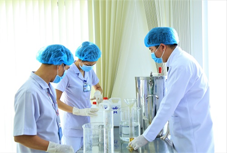 Bệnh viện Quân y 7A: Sản xuất dung dịch sát khuẩn tay phòng, chống dịch Covid-19