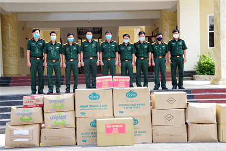 Bộ Tư lệnh Thành phố Hồ Chí Minh tặng vật tư, thiết bị y tế cho Sư đoàn 5
