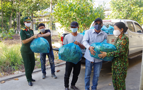 Viện Sinh học Nông nghiệp Nguyễn Tất Thành tặng rau sạch cho Trường Quân sự Quân khu 7