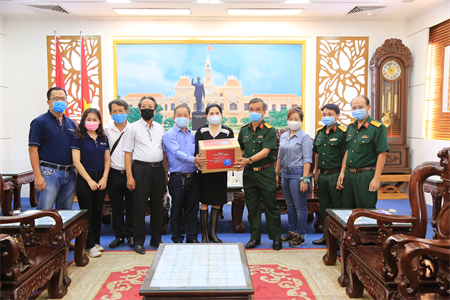 Báo Người lao động và Công ty Cổ phần đầu tư SK trao quà hỗ trợ phòng chống dịch Covid-19.