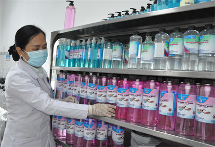 Bệnh viện Quân dân y miền Đông: Pha chế thêm 5.000 lít dung dịch sát khuẩn tay nhanh