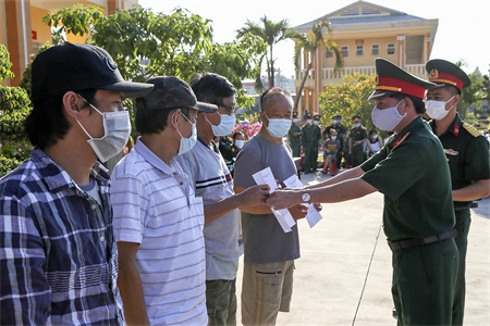 Quân đoàn 4 trao giấy chứng nhận cho 461 công dân hoàn thành cách ly