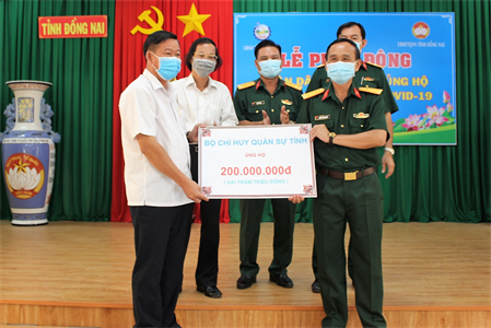 Bộ CHQS tỉnh Đồng Nai và Công ty CP Đồng Tân ủng hộ 400 triệu đồng phòng chống dịch Covid - 19