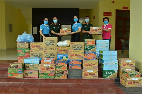 Hội Phụ nữ phường 15, quận Tân Bình tặng quà động viên cán bộ, chiến sĩ khu cách ly Trường Quân sự Quân khu