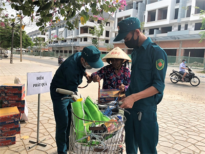 Lực lượng dân quân hỗ trợ tích cực cho người bán vé số nghèo, người khuyết tật
