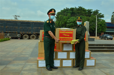 Quân khu 7 bàn giao vật chất, trang bị y tế cho các đơn vị Quân đội Hoàng gia Campuchia