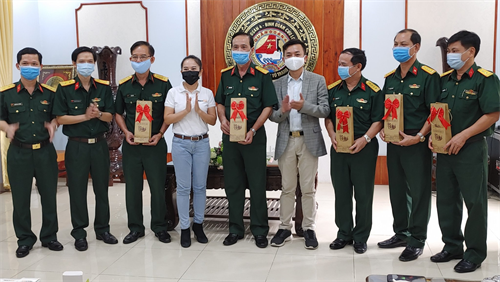 Công ty TNHH Ong Mật TRACYBEE tặng dược phẩm phòng chống dịch Covid-19 cho Bộ Tư lệnh Quân đoàn 4