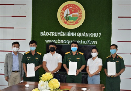 Tặng dược phẩm cho Cục Chính trị Quân khu 7 tham gia hỗ trợ chống dịch Covid-19