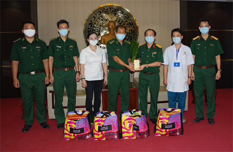Bộ đội Biên phòng TPHCM tặng quà Bệnh viện Quân y 175 thực hiện nhiệm vụ phòng chống dịch Covid-19