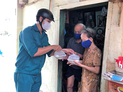 Dân quân Phường Tân Định, Quận 1 chăm lo các đối tượng bị ảnh hưởng dịch Covid – 19
