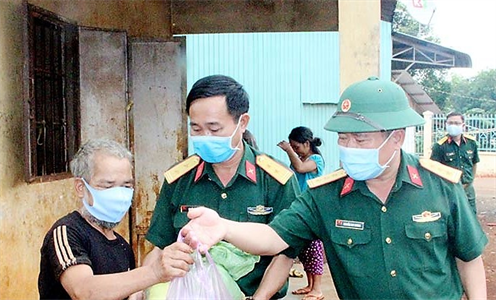 100 hộ khó khăn ở huyện Bù Gia Mập, tỉnh Bình Phước được tặng quà trong đợt dịch Covid-19