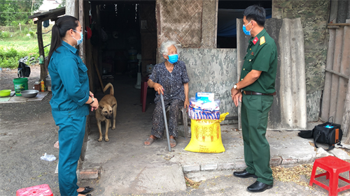 Ban CHQS huyện Long Điền tặng quà cho gia đình chính sách bị ảnh hưởng bởi dịch Covid - 19