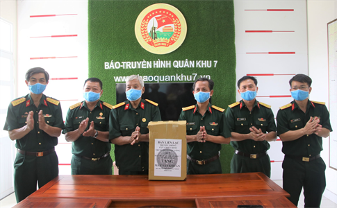 Ban Liên lạc Truyền thống Cựu Chiến binh Trung đoàn Đặc công 117 tặng Báo Quân khu 7 máy rửa tay diệt khuẩn tự động