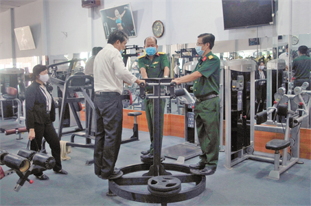 Bộ CHQS tỉnh Long An khảo sát, lắp đặt thiết bị tập thể dục cho Nhà thờ Tân An