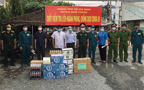 Lãnh đạo huyện Bình Chánh thăm, động viên các chốt kiểm tra phòng, chống dịch Covid-19
