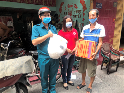 LLVT Quận 4 tặng quà người dân khó khăn trong mùa dịch