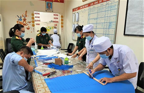 Bệnh viện Quân y 7A sản xuất tấm kính chắn giọt bắn phòng, chống dịch