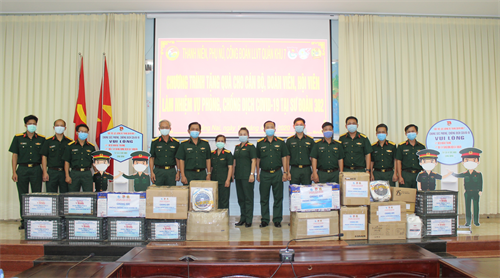 Khối tổ chức quần chúng LLVT Quân khu 7 tặng quà phòng chống dịch Covid-19 cho Sư đoàn 302