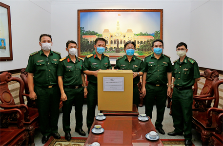 Trường Sĩ quan Lục quân 2 trao 20.000 khẩu trang y tế tặng Bộ đội Biên phòng TP Hồ Chí Minh