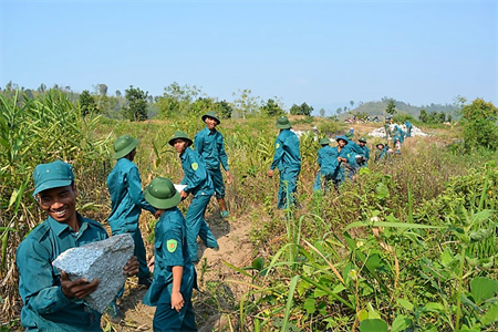 Đến tận bản làng làm dân vận