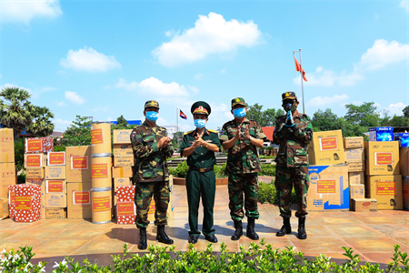 Bộ CHQS tỉnh Bà Rịa-Vũng Tàu trao tặng vật chất, trang bị y tế cho quân đội Hoàng gia Campuchia