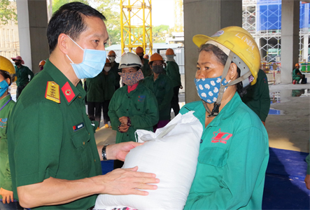 Bệnh viện Quân y 175 tặng quà cho người lao động