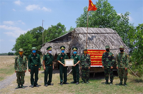 Tặng bằng khen của Bộ Tư lệnh BĐBP trong phòng chống dịch Covid-19