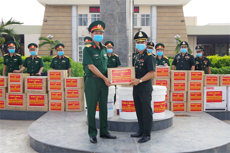 Sư đoàn 5 tặng vật tư y tế cho Quân đội Hoàng gia Campuchia
