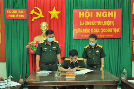Bàn giao Trưởng Phòng Tổ chức - Cục Chính trị Quân khu 7