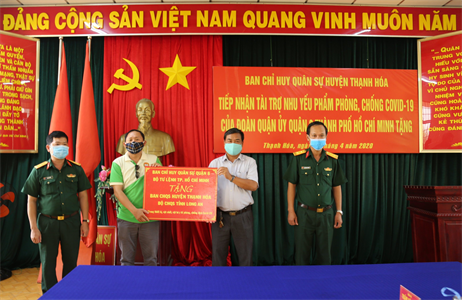 Ban Chỉ huy Quân sự Quận 8 hỗ trợ LLVT huyện Thạnh Hóa vật chất phòng chống dịch Covid-19
