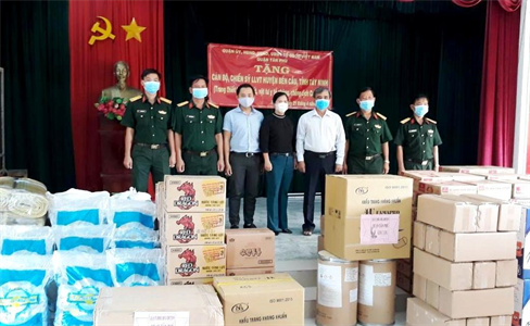 LLVT quận Tân Phú tặng quà hỗ trợ đơn vị kết nghĩa chống dịch Covid-19