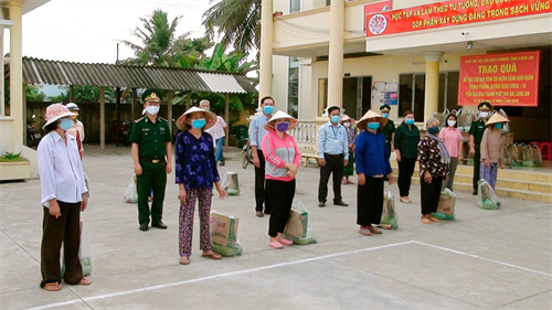 Tuổi trẻ BĐBP tỉnh Long An: Trao quà hỗ trợ gia đình có hoàn cảnh khó khăn