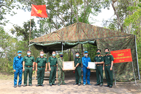 Ban CHQS quận Gò Vấp tặng trang bị, vật tư y tế cho Ban CHQS huyện Tân Châu