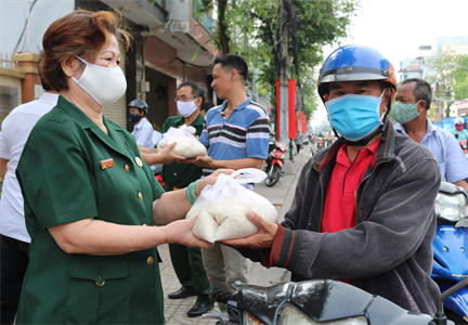 Cựu chiến binh quận Tân Bình tặng quà cho người dân trên địa bàn