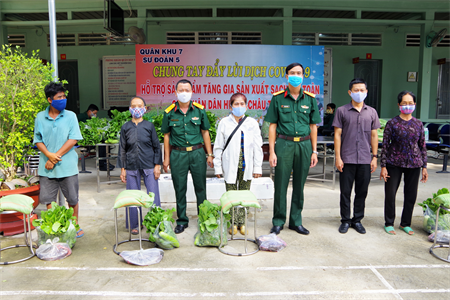 Sư đoàn 5 tặng nông sản cho người dân