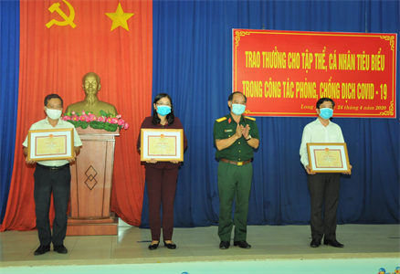 Bộ Tư lệnh Quân khu 7 trao thưởng cho các tập thể, cá nhân tiêu biểu trong công tác phòng chống dịch Covid-19