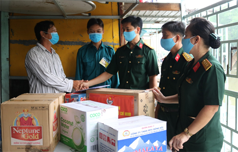 Ban Thanh niên, Ban Phụ nữ Quân khu 7 tặng quà cho gia đình cán bộ, chiến sĩ đang thực hiện nhiệm vụ phòng, chống dịch Covid-19