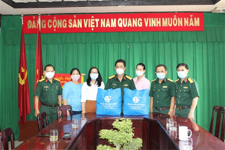 Hội Liên hiệp Phụ nữ Quận 4: Thăm tặng quà cho lực lượng phòng, chống dịch Covid - 19