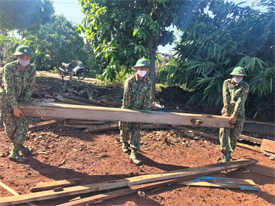 LLVT huyện Bù Đốp, tỉnh Bình Phước giúp dân khắc phục hậu quả mưa lốc