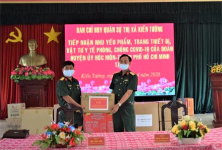 LLVT huyện Hóc Môn hỗ trợ Ban CHQS thị xã Kiến Tường vật chất phòng, chống dịch