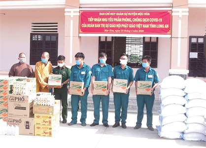 Ban Trị sự Giáo hội Phật giáo Việt Nam tỉnh Long An tặng quà cho các đơn vị phòng chống dịch Covid-19