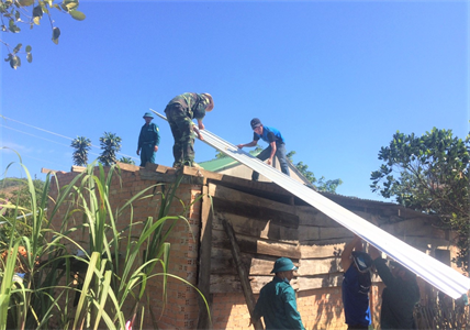 LLVT huyện Đạ Tẻh giúp dân khắc phục hậu quả lốc xoáy