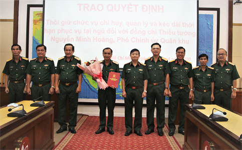 Thường vụ Đảng ủy Quân khu trao quyết định nhân sự cán bộ