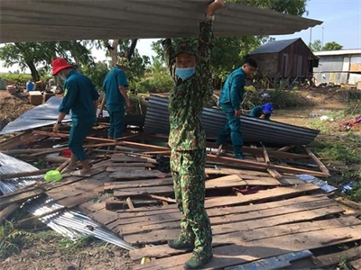 Đồn Biên phòng Sông Trăng, BĐBP Long An giúp dân khắc phục hậu quả lốc xoáy