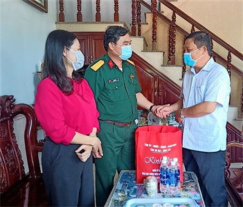 Lãnh đạo tỉnh BR - VT thăm, tặng quà cán bộ lão thành