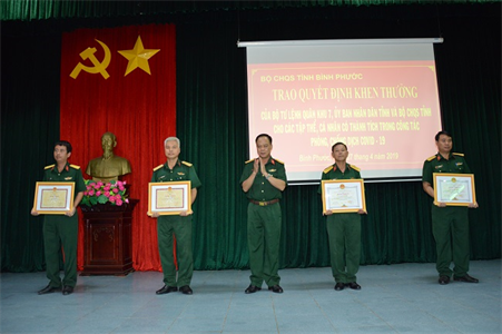 Khen thưởng công tác phòng, chống dịch bệnh Covid-19