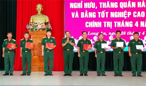 Bộ CHQS tỉnh Long An: Trao quyết định điều động, bổ nhiệm cán bộ