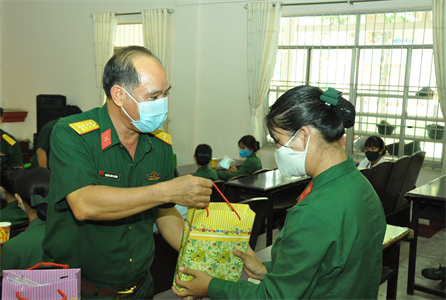 Cục Chính trị Quân khu 7 thăm, tặng quà tân binh nữ tại Trường Quân sự Quân khu 7